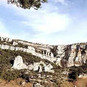 https://vue-panoramique-sur-le-chteaumontagne-et-grottes.fr-provencehotel.com