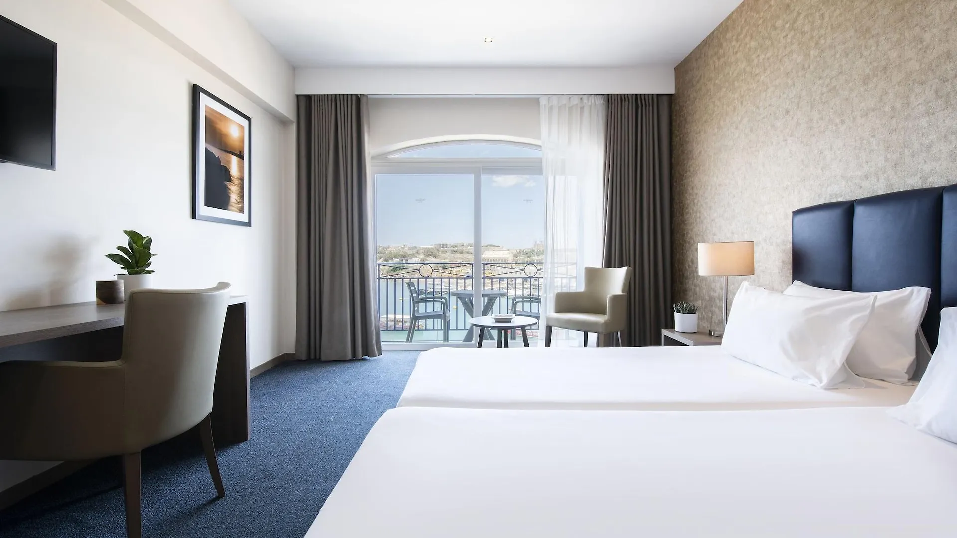 Hotel Waterfront Sliema 4*,