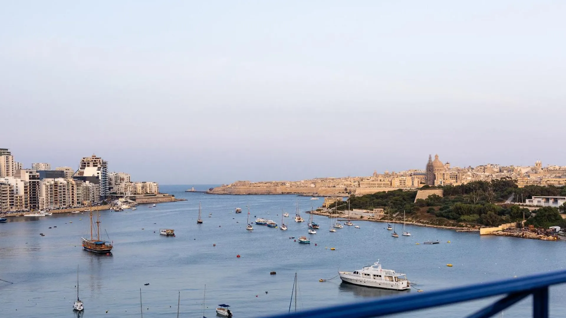 Hotel Waterfront Sliema 4*,